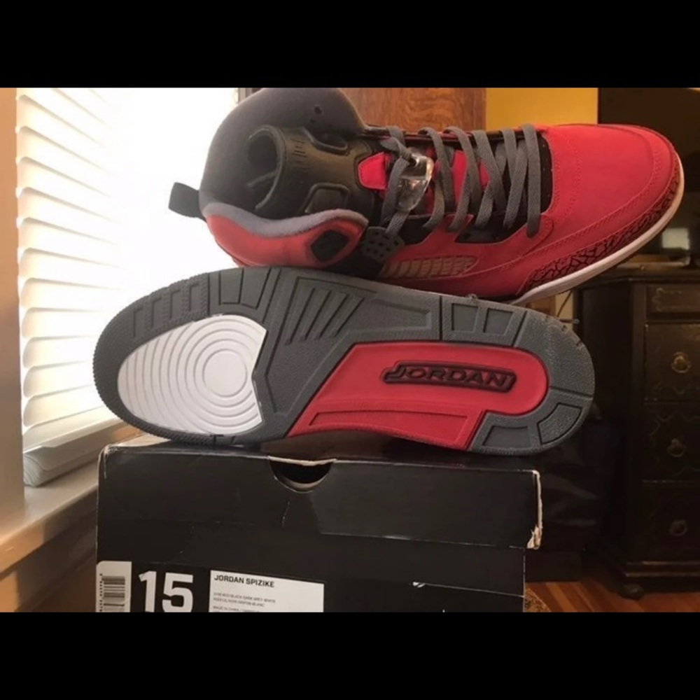 New in box Spizike Jordan 15

Dark gray, black, red

SIZE 15 
USA